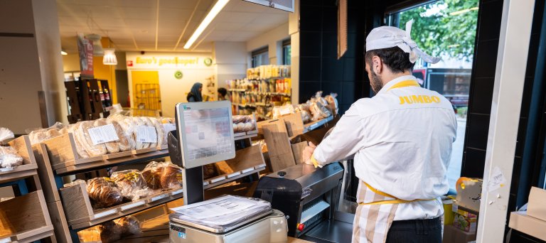 Man in bakkerij aan het werk