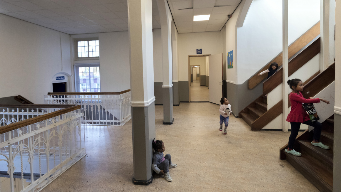 kinderen spelen in de gangen van gezinslocatie Amersfoort