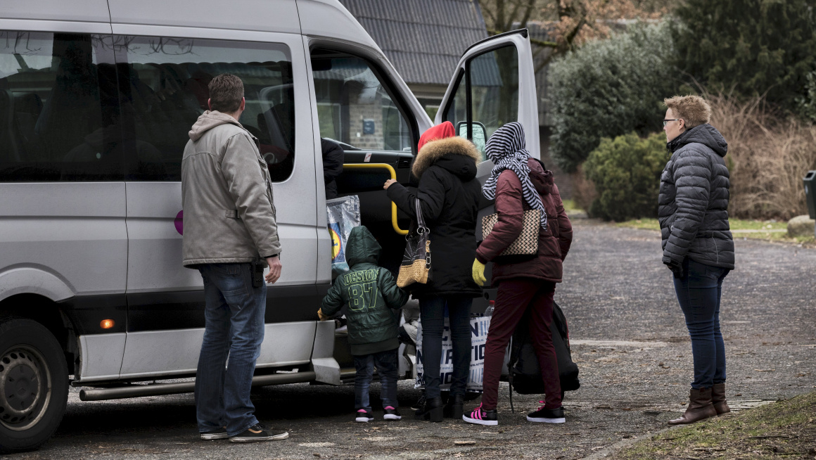 Gezin stapt in busje naar Schiphol