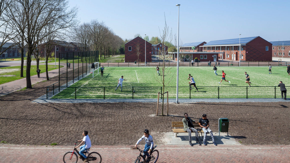 Voetballers en fietsers