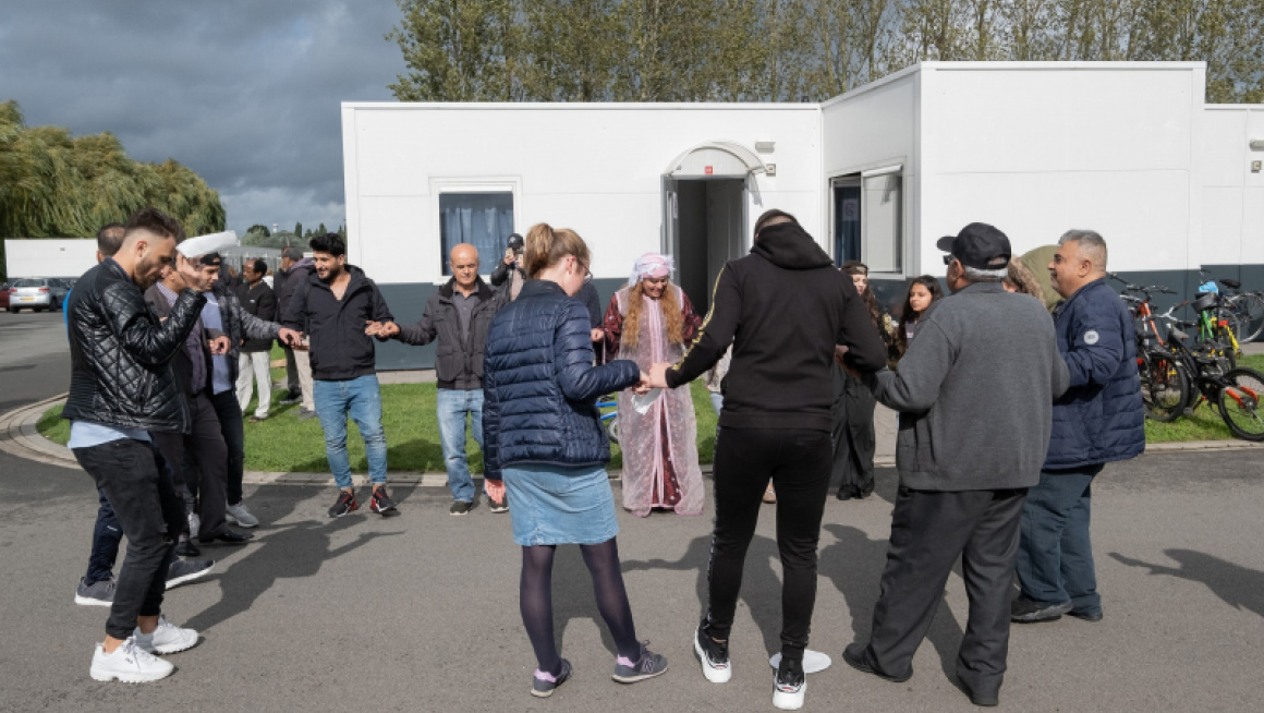 Bezoekers op azc tijdens open dag