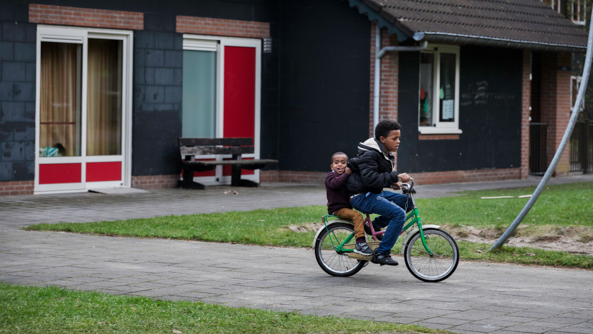 Kinderen op de fiets in azc Oisterwijk