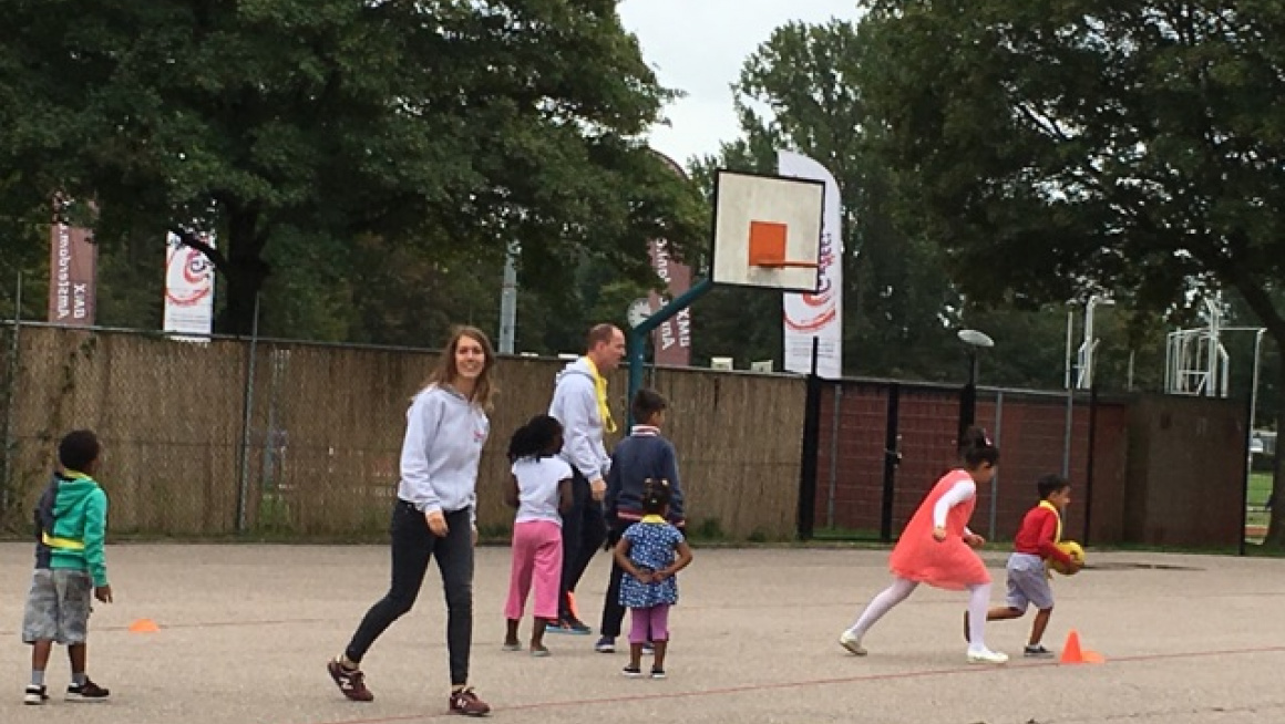 kinderen spelen buiten