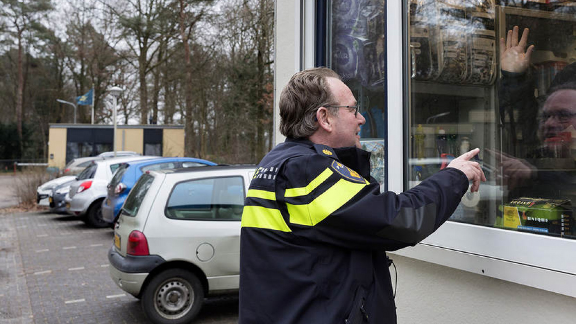 Wijkagent azc Zweeloo begroet de beveligers bij receptie