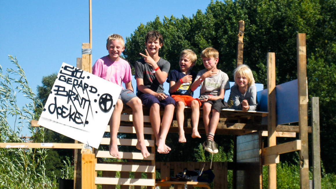 kinderen op hun gebouwde hut