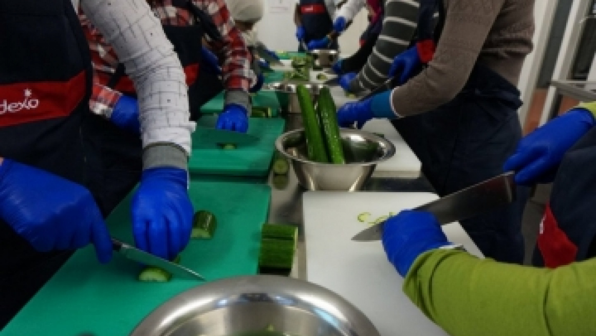 msnen snijden komkommers