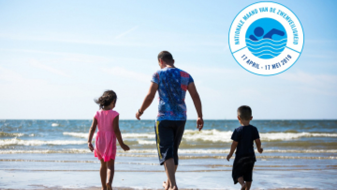 man loopt met kinderen op het strand