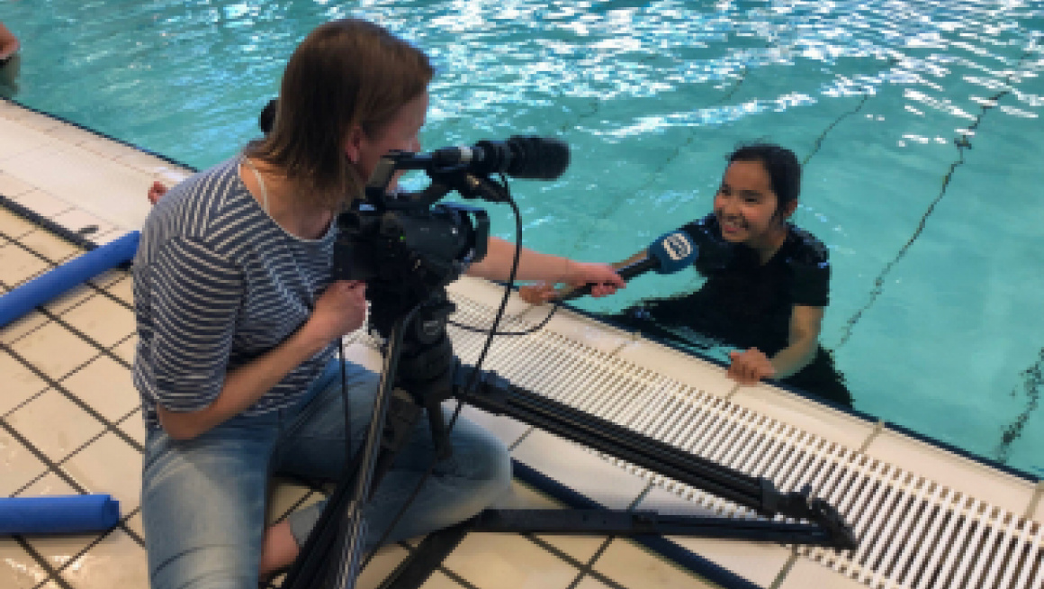 vrouw fotografeert in zwembad