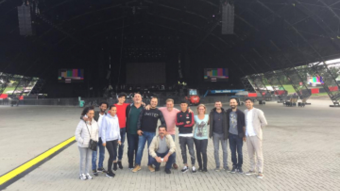 groep poseert voor tent op Lowlands