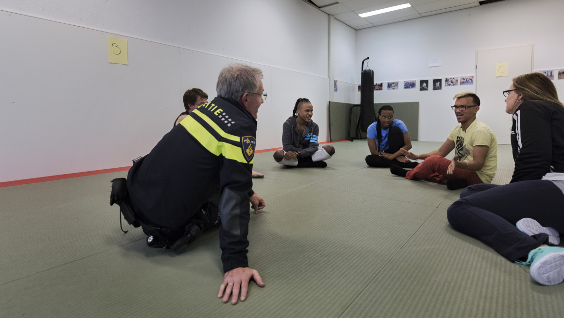 Lhbtiq+'s tijdens weerbaarheidstraining in gesprek met wijkagent