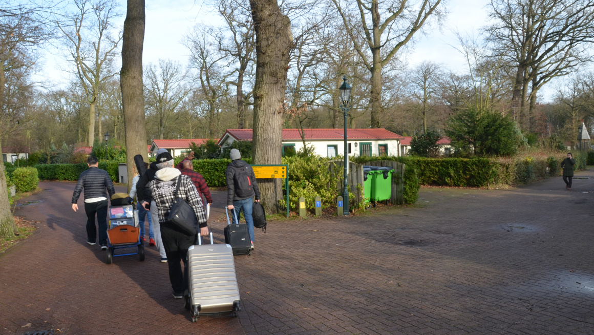 mannen met rolkoffers