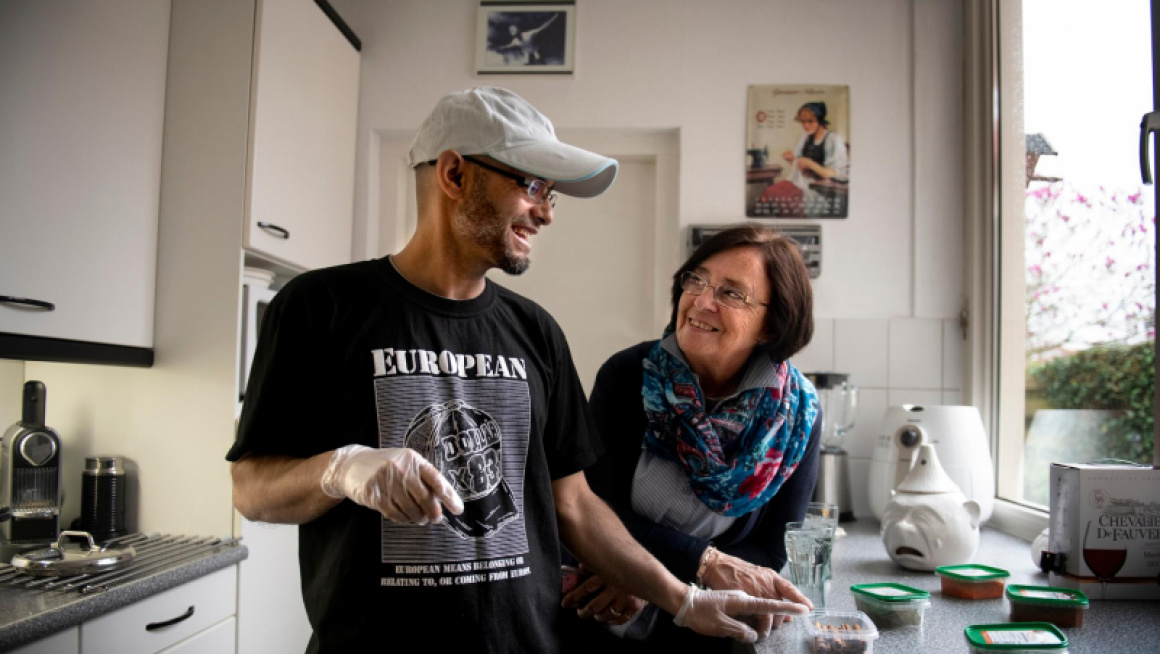 man en vrouw staan in de keuken