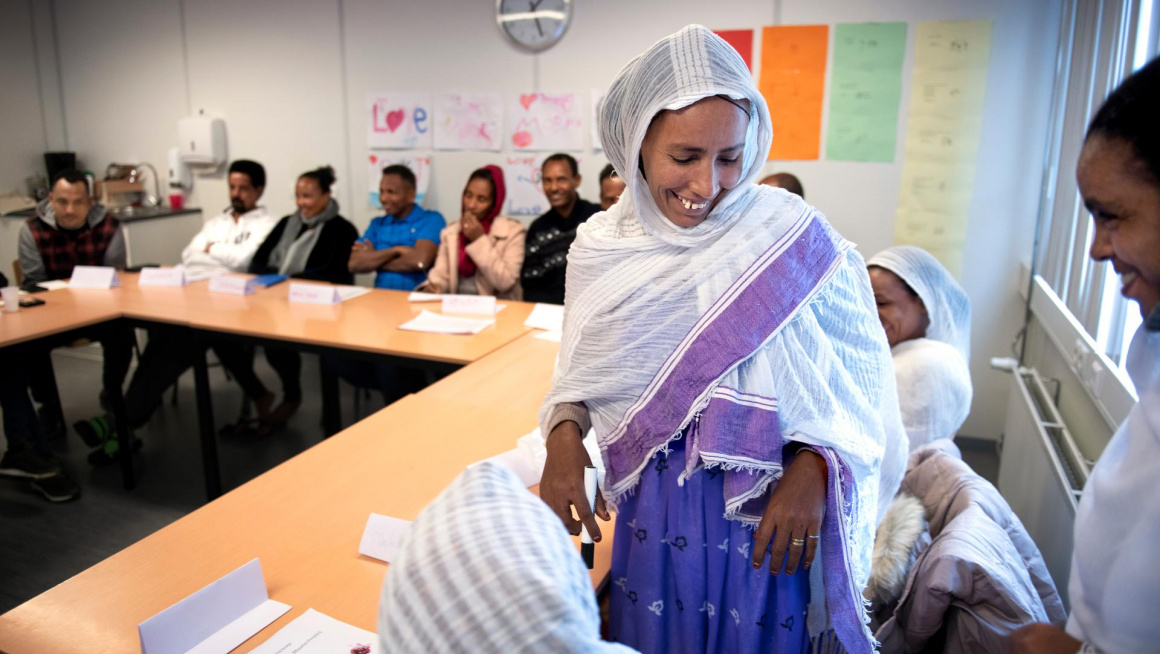 Eritrese vrouw tijdens lessen Kennis van de Nederlandse Maatschappij