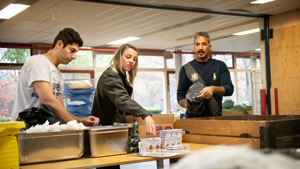 Bewoners doen vrijwilligerswerk in het magazijn van azc Budel-Cranendonck