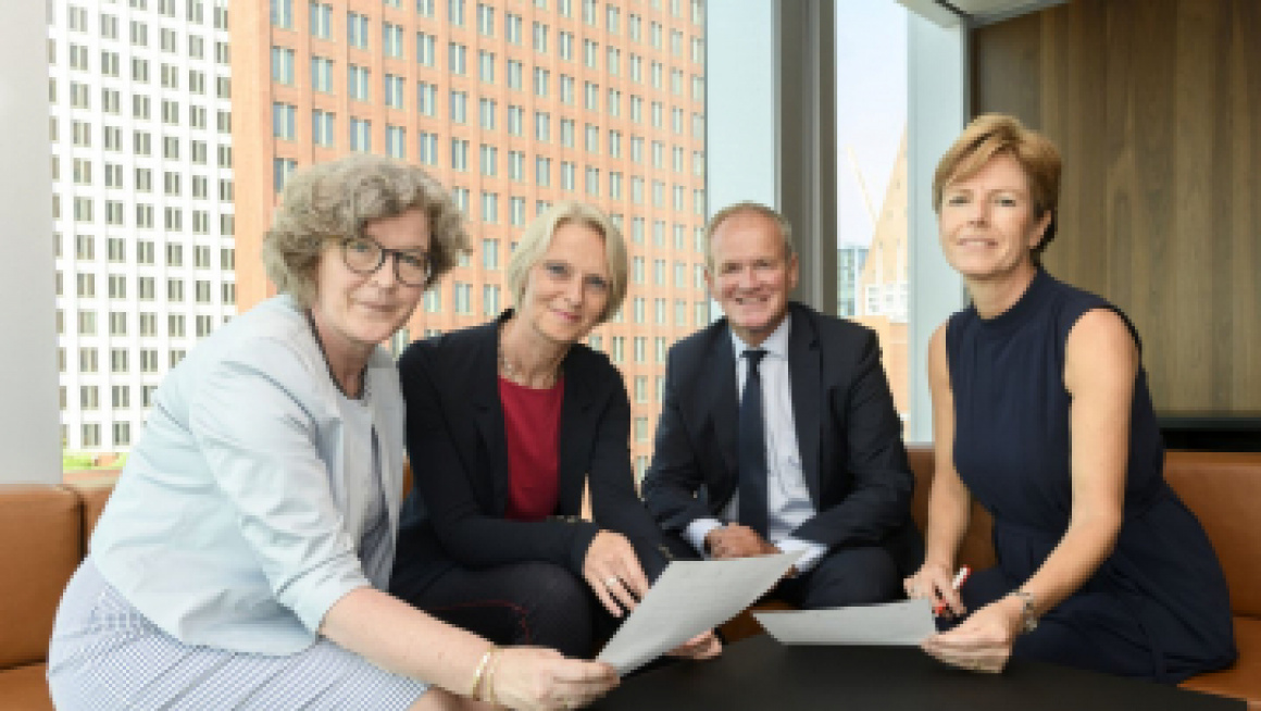 3 vrouwen poseren met 1 man