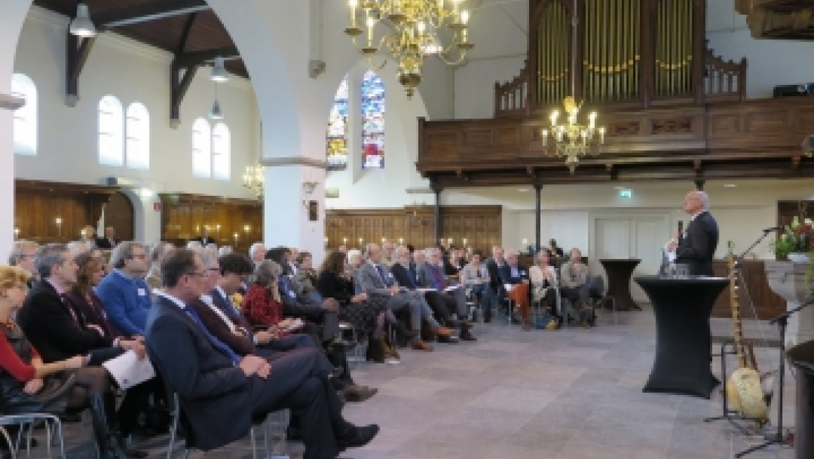 mensen zitten in een kerk