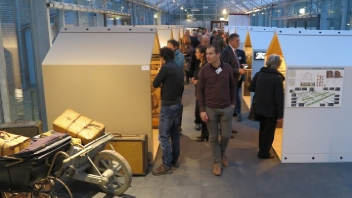 mensen lopen door de tentoonstelling