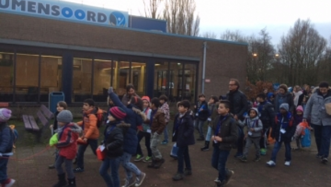 kinderen lopen naar school