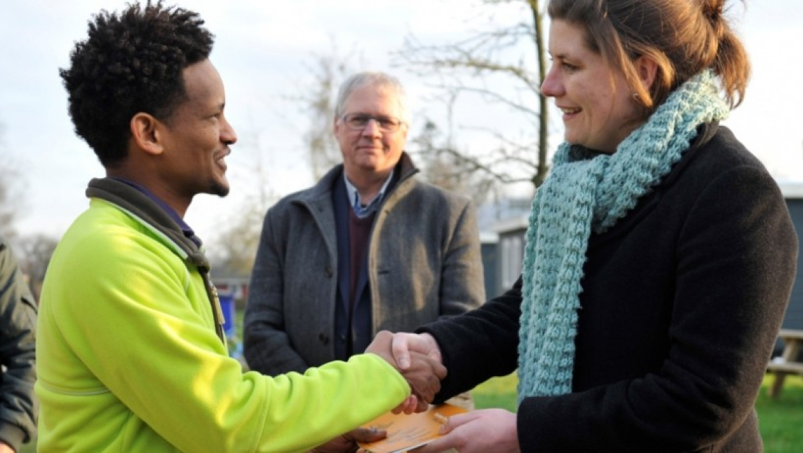 vrouw geeft man een habd