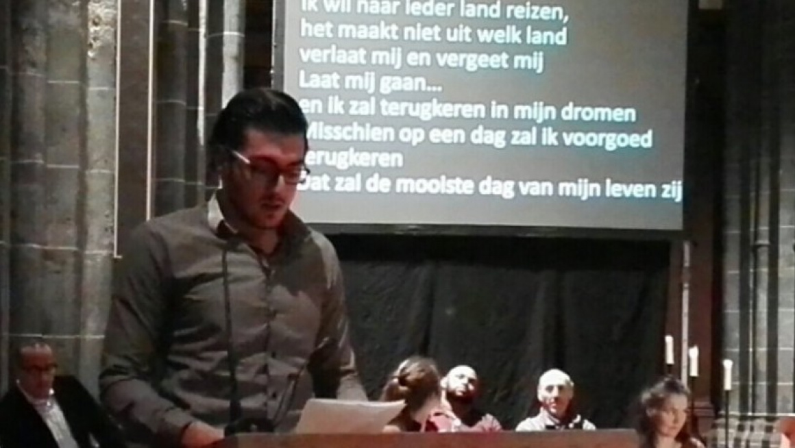 man leest tekst voor op podium