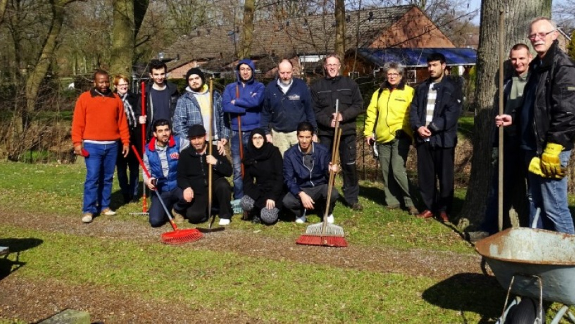 groep mensen poseer buiten met harken