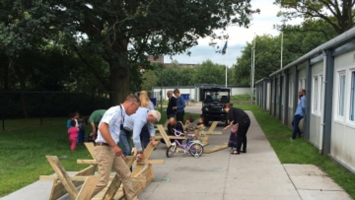 mensen zetten een picknicktafel in elkaar
