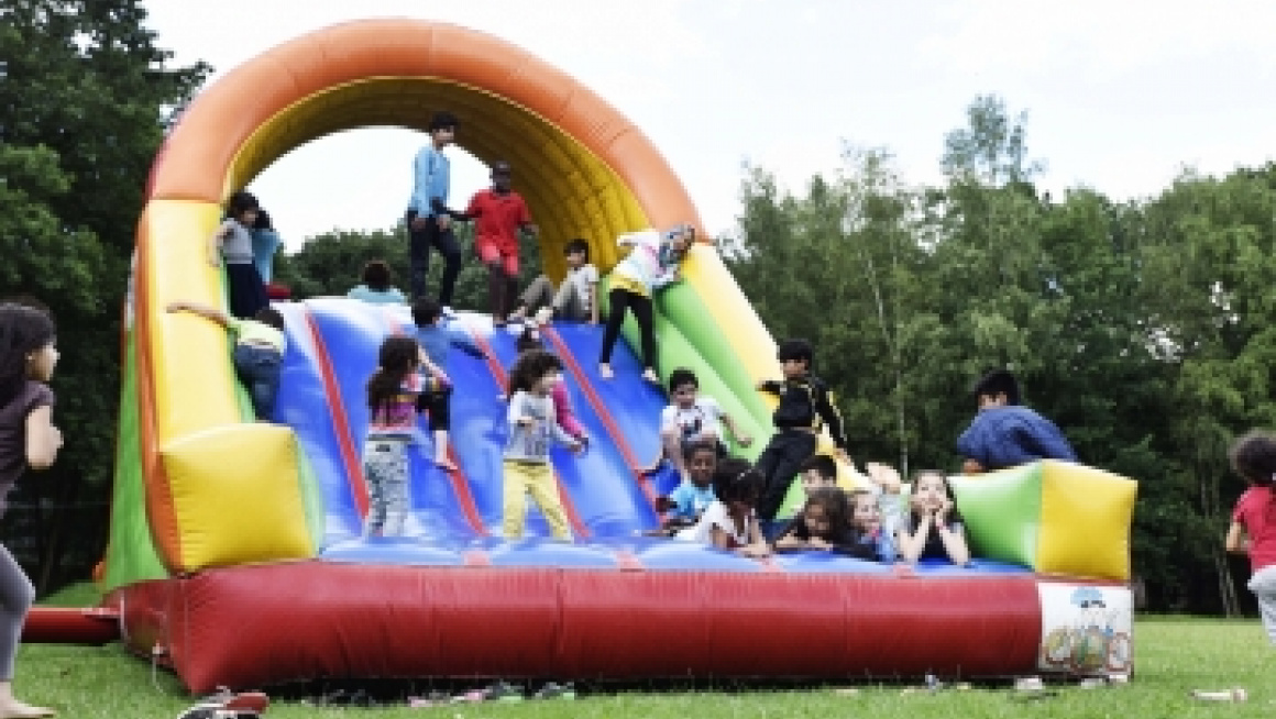 kinderen op een glijbaan