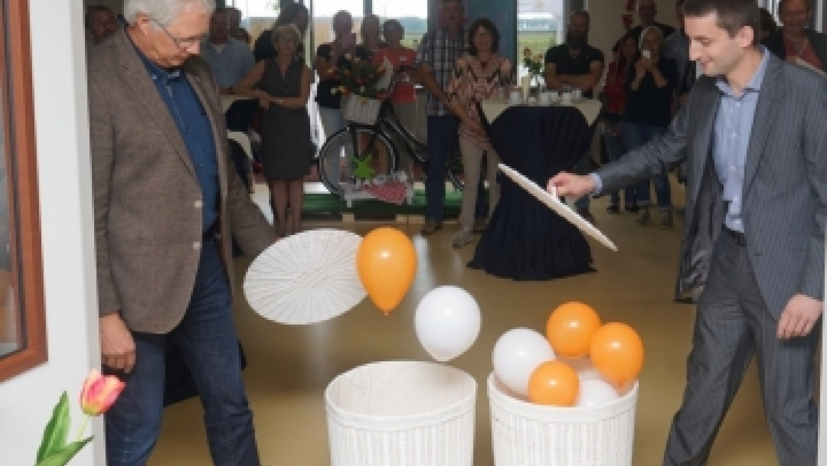 twee mannen openen een mand waaruit ballonnen opstijgen