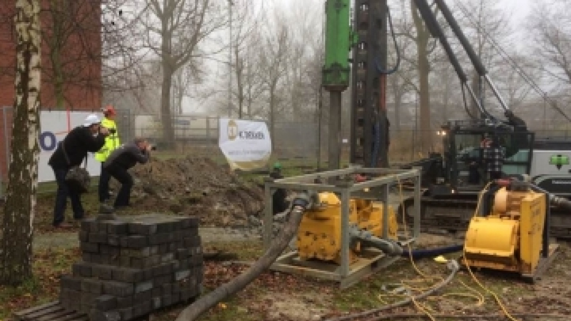 paal wordt in de grond geslagen