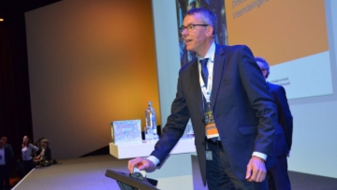 man opent de conferentie