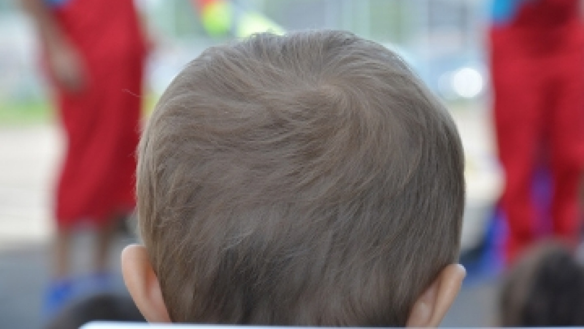 achterkant van het hoofd van een jongen