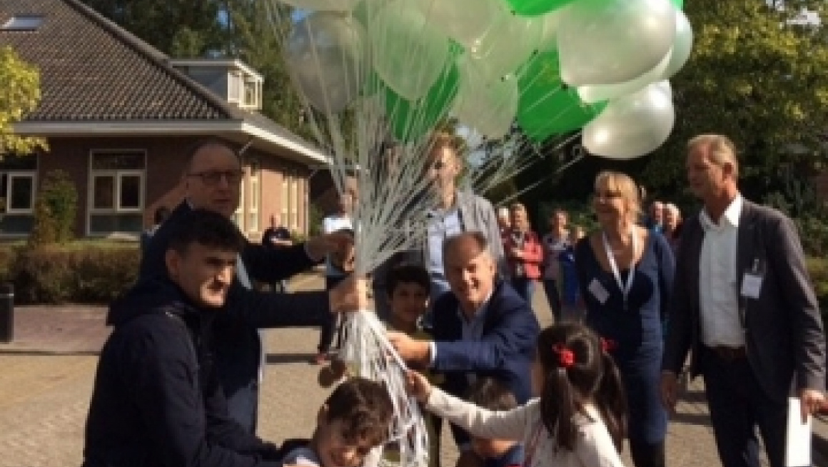 groepje mensen houden een ballon vast