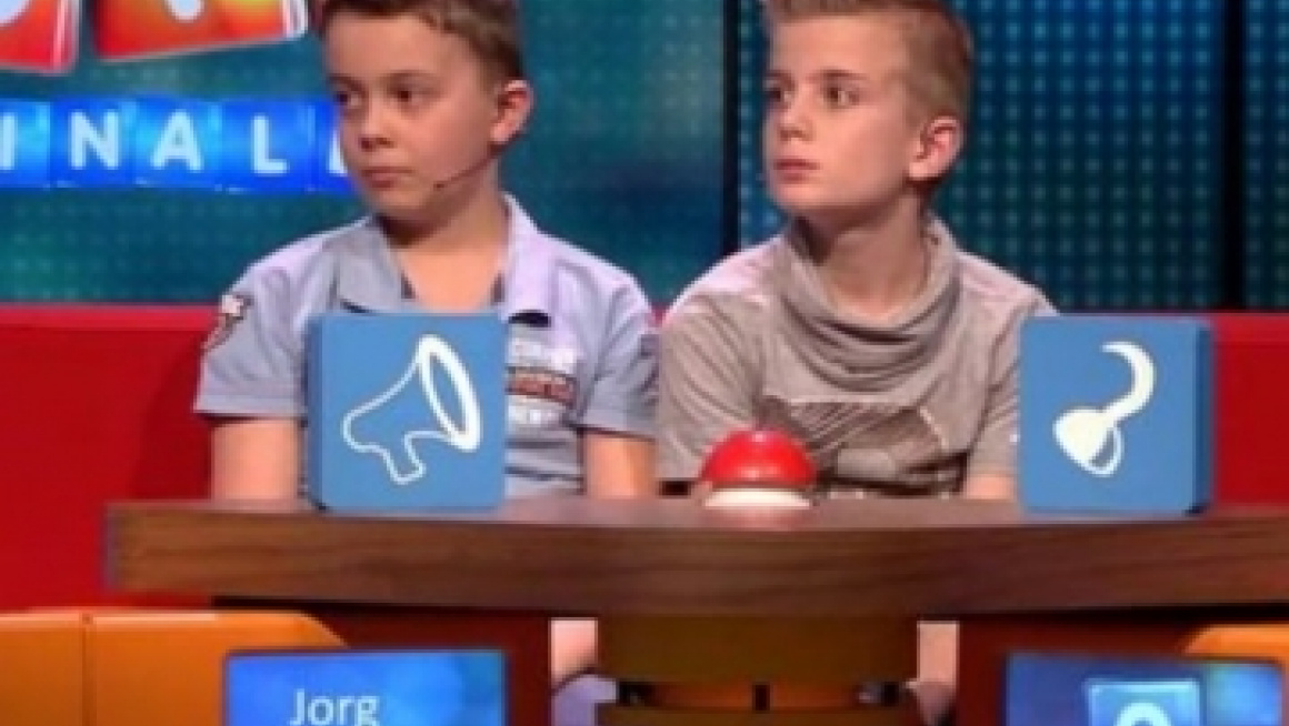 2 kinderen doen mee aan een programma