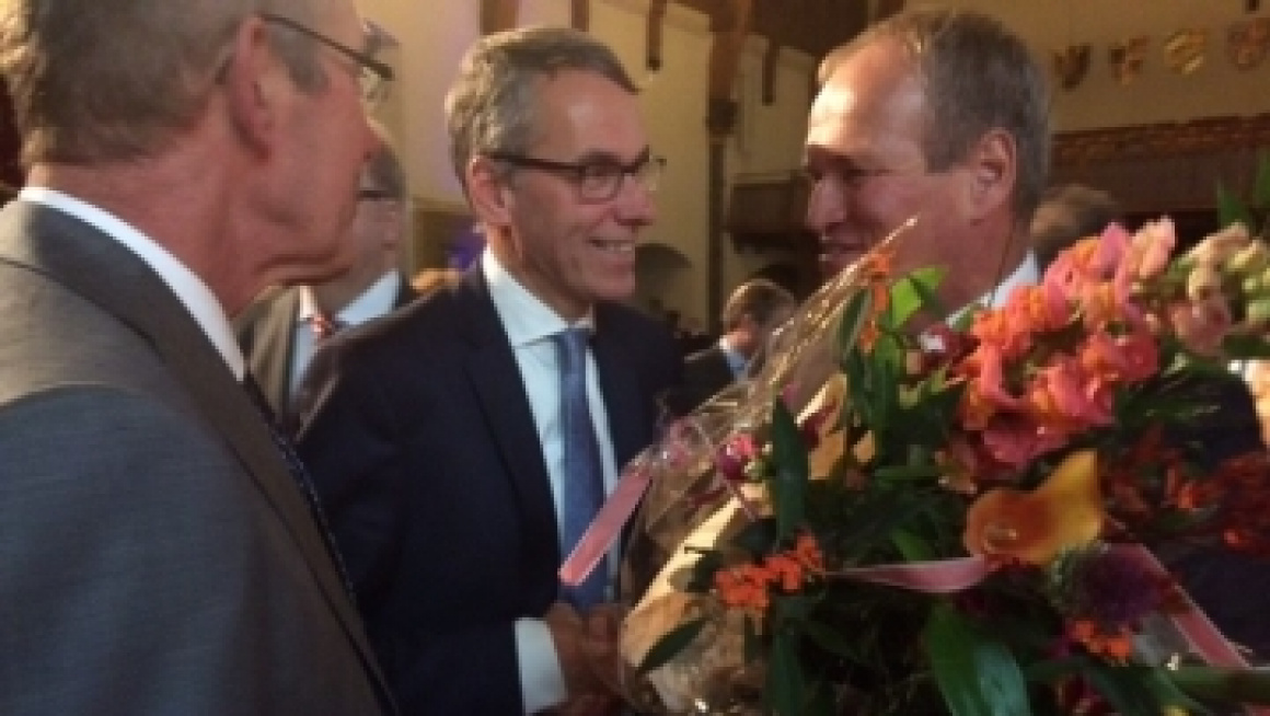 Gerard houdt bloemen vast en staat bij 2 andere mannen