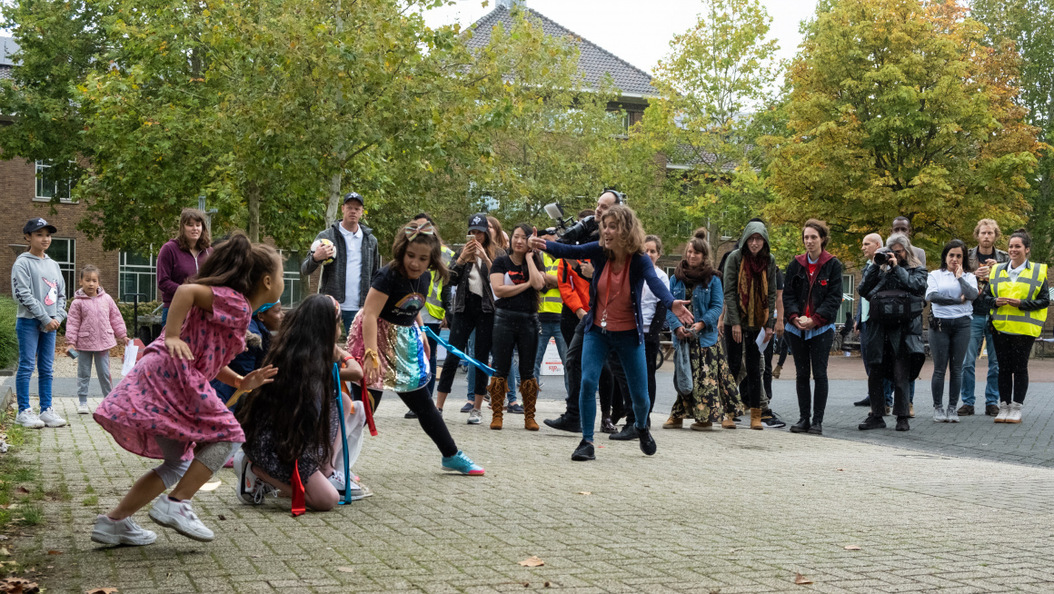 Kinderen treden op tijdens Open azc dag 
