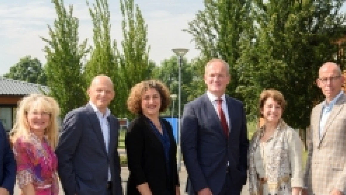 mensen poseren op een rij