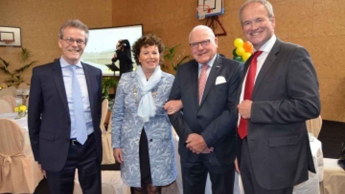 drie mannen poseren met een vrouw voor de camera