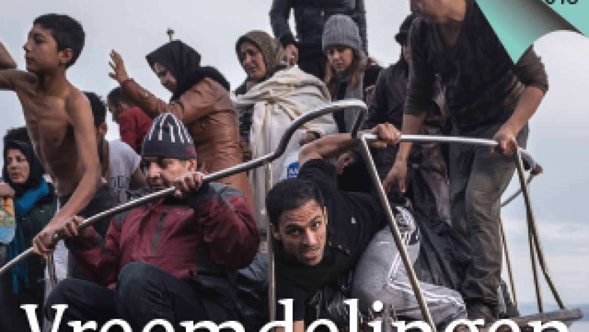 mensen stappen van een vluchtelingenboot af