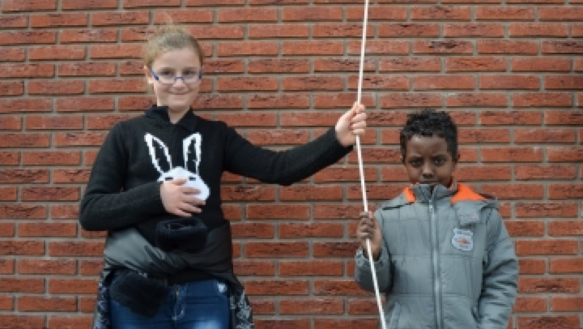 twee kinderen houden een touwtje vast