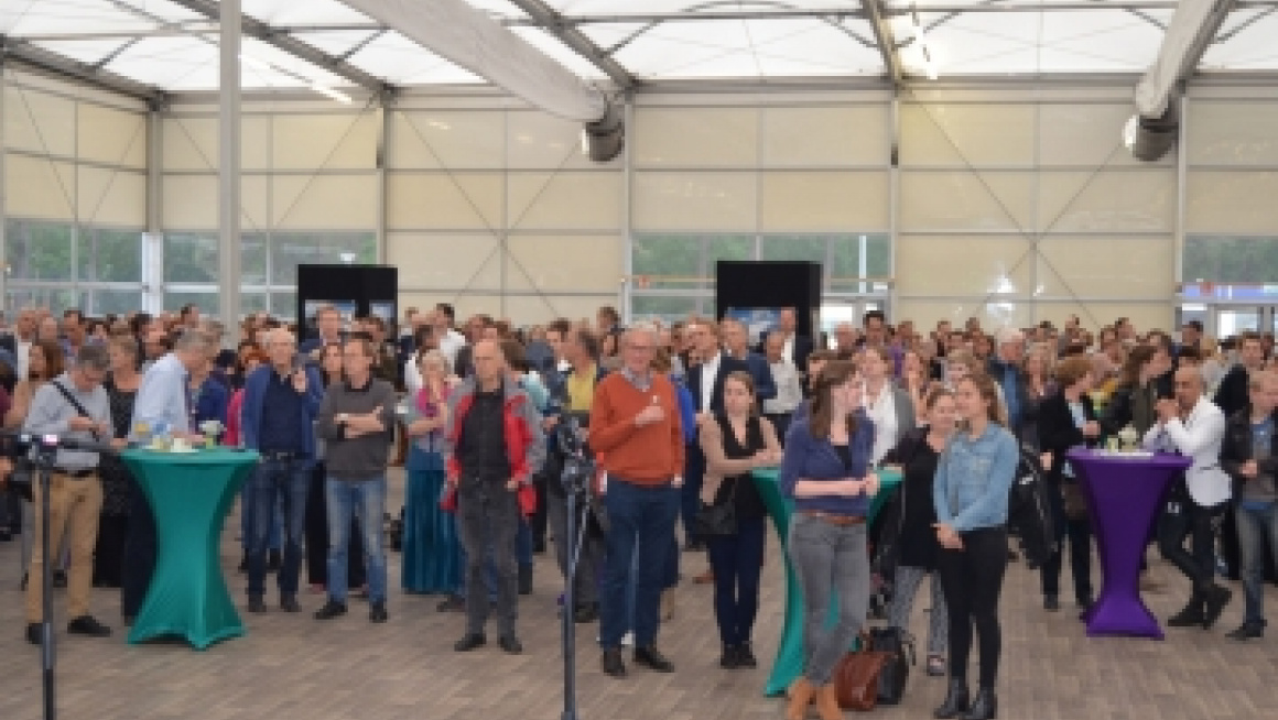 toeschouwers in een zaal