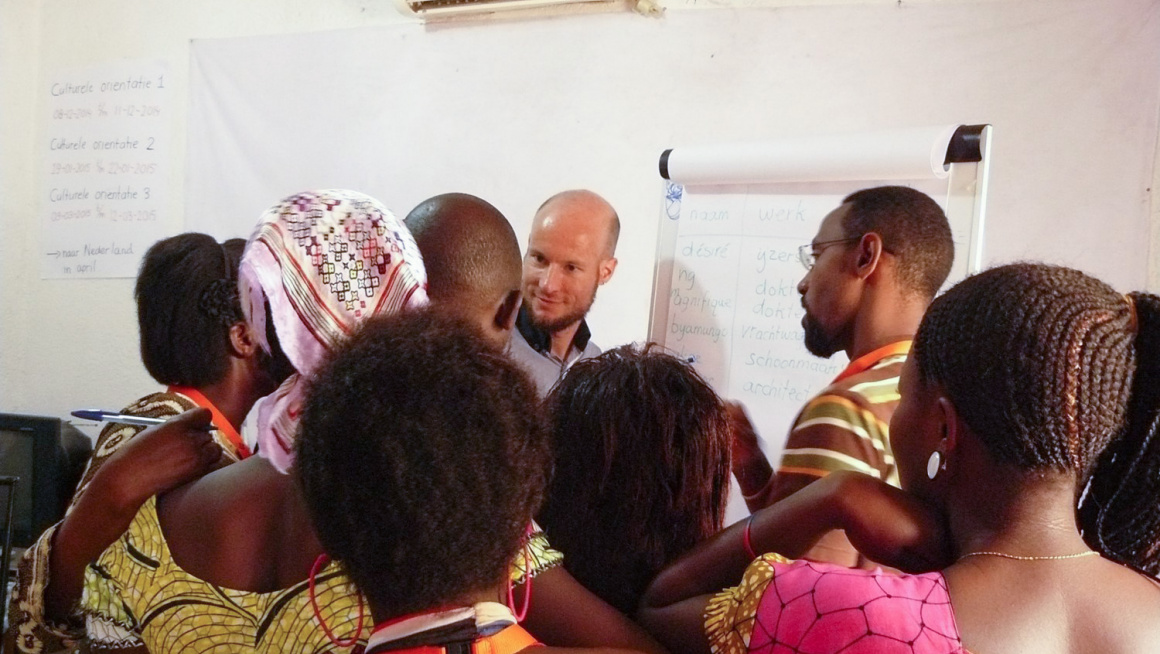 COA-medewerker geeft Culturele Oriëntatie-training in Burundi