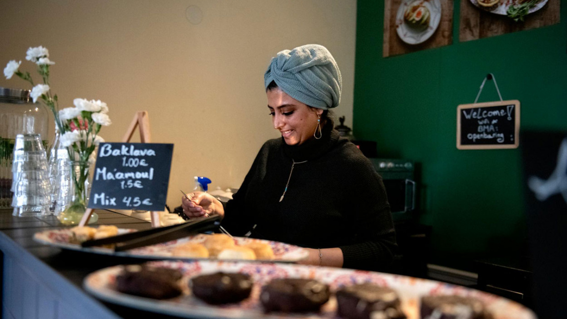 Sadeya Barakat aan het werk in het lunchcafe 