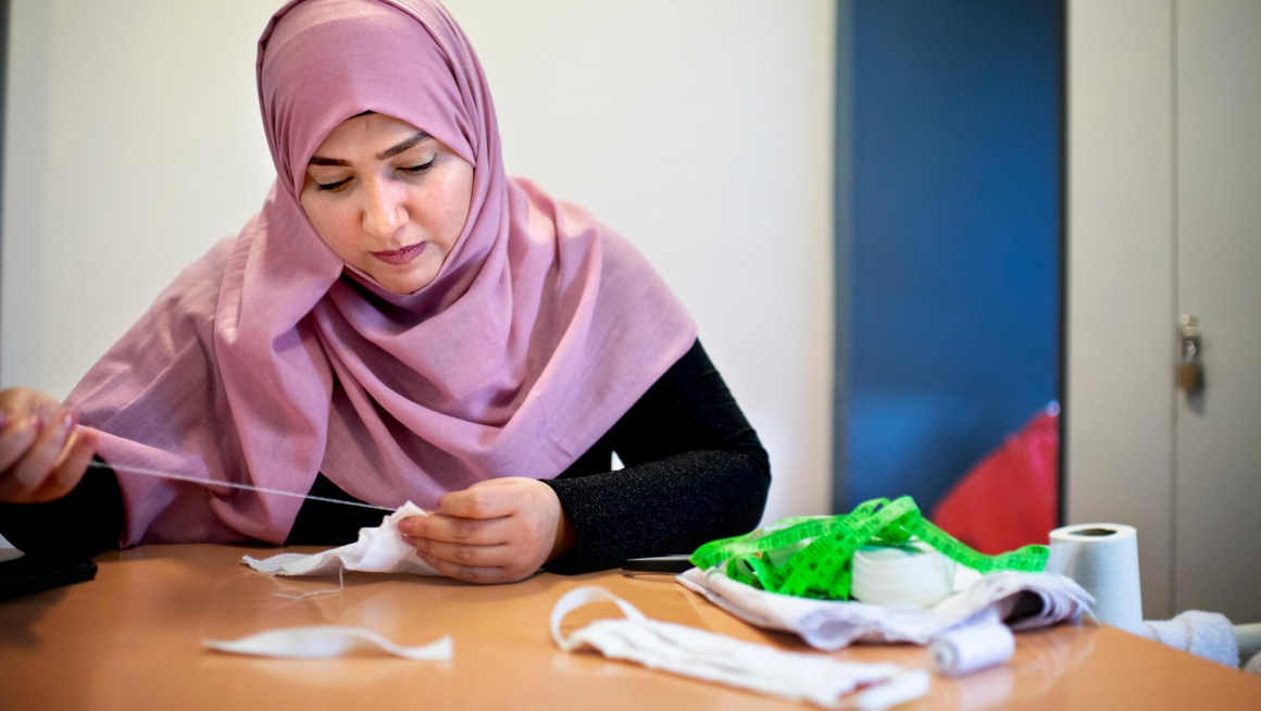 Bewoner Haifaa Harun maakt mondkapjes