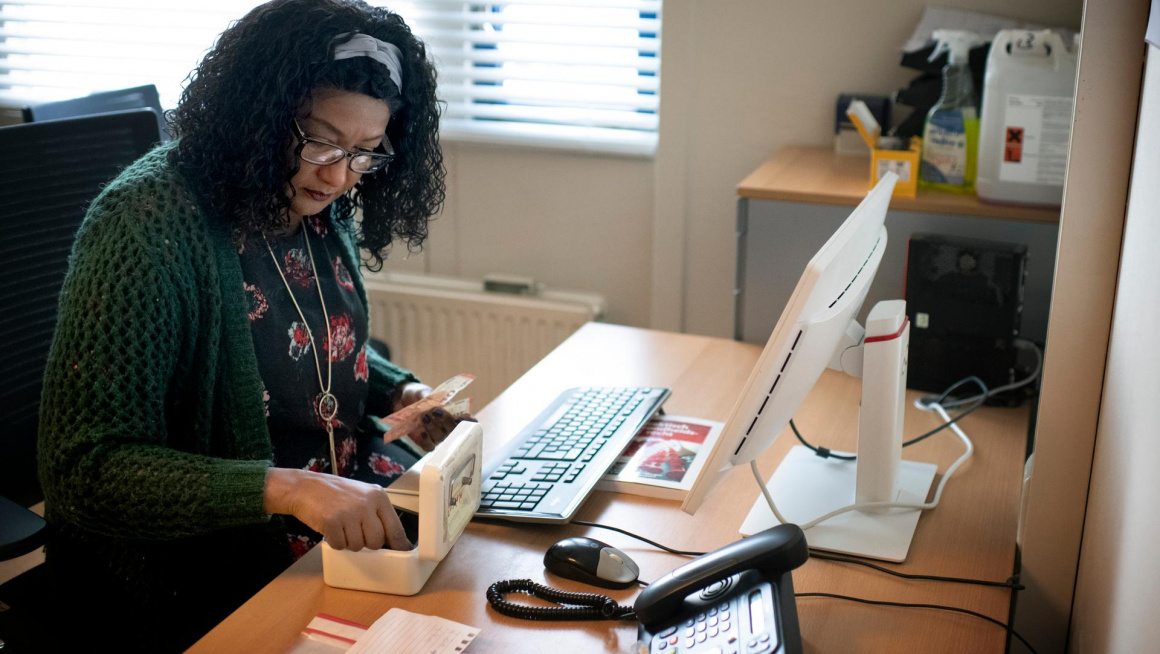 Ibo-medewerker achter de computer