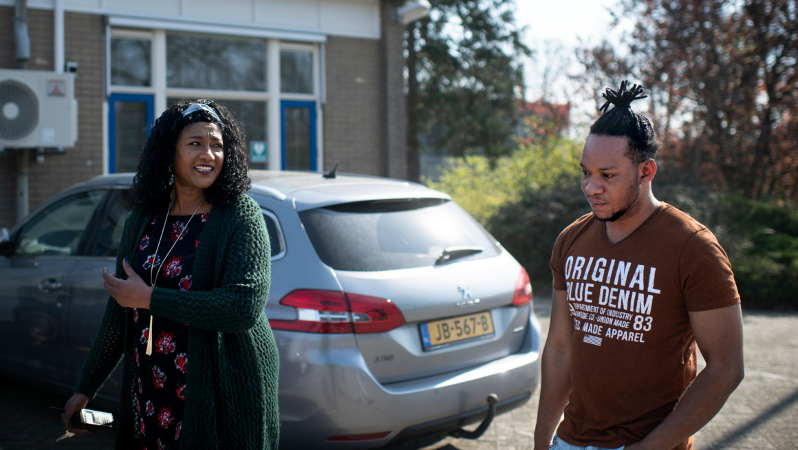 Ibo-medewerker loopt buiten met een bewoner 