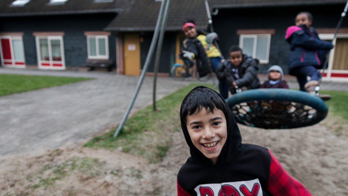 Kinderen spelen buiten in het azc