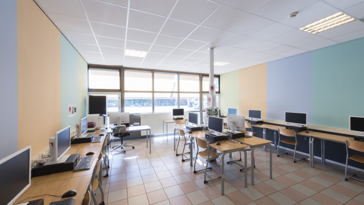 Computerruimte met vrolijke kleuren op de muur