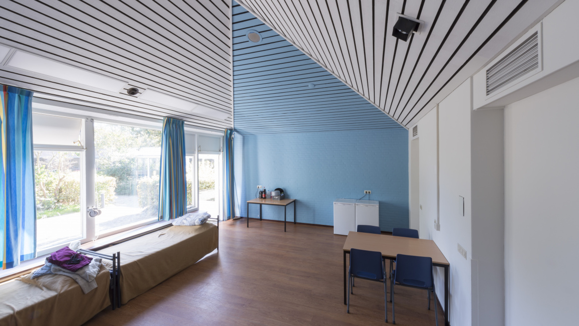 Bewonerskamer met witte en blauwe muren