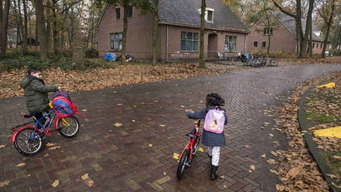 twee kinderen op de fiets op weg naar school