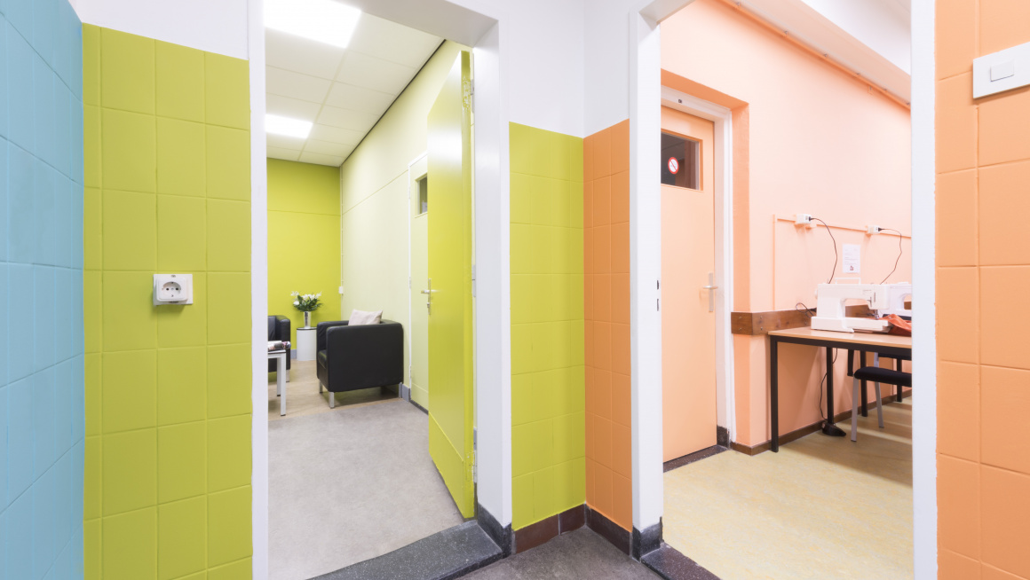 open leercentrum, de ingang van twee lokalen, de ene met groene muren, de ander met oranje muren